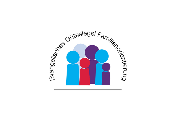 Logo des Evangelischen Gütesiegels Familienorientierung mit stilisierten Figuren in Blau, Rot und Lila, die eine Familie symbolisieren